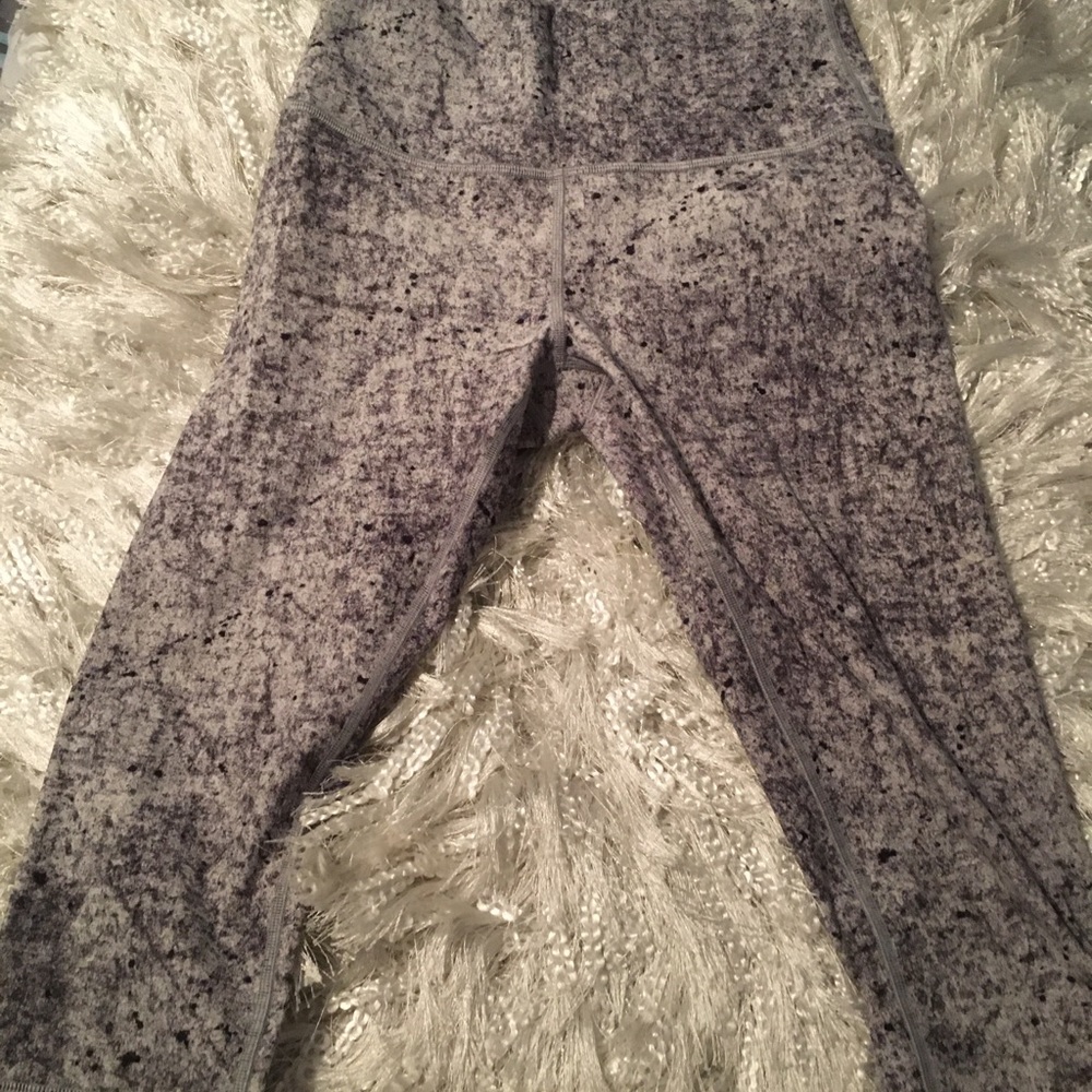 Lululemon Wunder Under crops size 6 NWOT